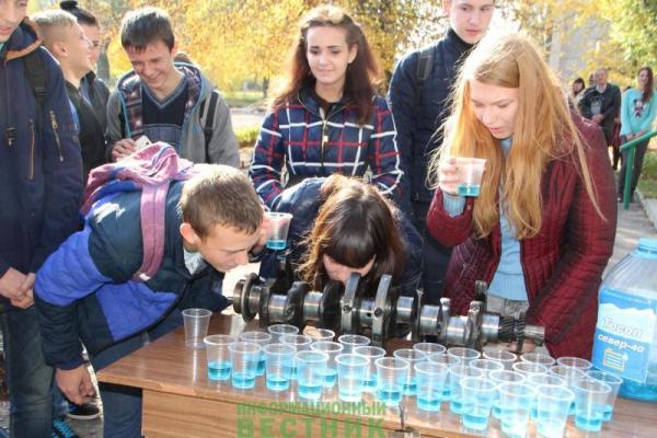 "Танк" из "Запорожца" и целование коленвала: сеть рыдает от студенческих традиций в "ЛНР" "Танк" из "Запорожца" и целование коленвала: сеть рыдает от студенческих традиций в "ЛНР"