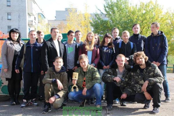 "Танк" из "Запорожца" и целование коленвала: сеть рыдает от студенческих традиций в "ЛНР" "Танк" из "Запорожца" и целование коленвала: сеть рыдает от студенческих традиций в "ЛНР"