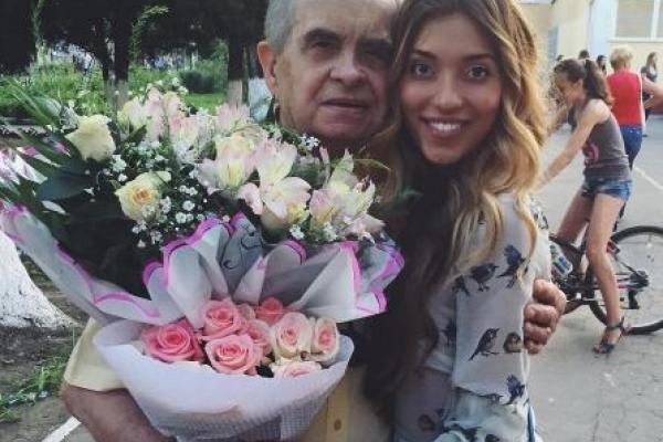 Регина Тодоренко показала дедулю, который советует ей носить утягивающие колготки Регина Тодоренко показала дедулю, который советует ей носить утягивающие колготки