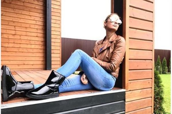 Актриса Агата Муцениеце "выгуляла" новые сапожки Актриса Агата Муцениеце "выгуляла" новые сапожки