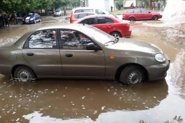 Авария в Харькове: из-под земли забил фонтан высотой до 7-го этажа Авария в Харькове: из-под земли забил фонтан высотой до 7-го этажа