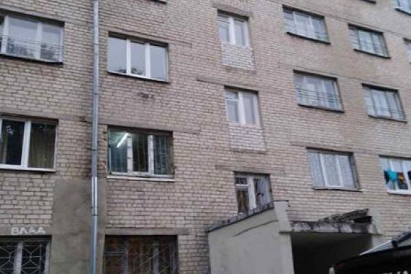 Прыжок с 5 этажа: в Харькове обнаружили труп молодого парня Прыжок с 5 этажа: в Харькове обнаружили труп молодого парня