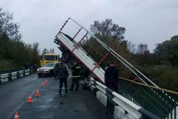 На Полтавщине грузовик упал в реку: опубликованы фото На Полтавщине грузовик упал в реку: опубликованы фото