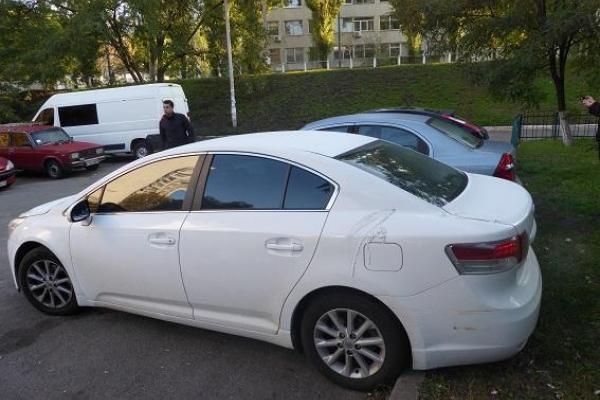 В Киеве облили кислотой десятки автомобилей: опубликованы фото