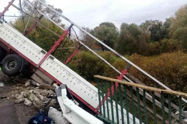 На Полтавщине грузовик упал в реку: опубликованы фото На Полтавщине грузовик упал в реку: опубликованы фото
