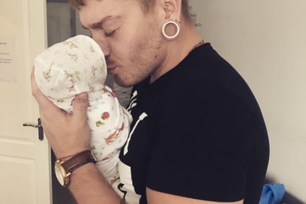 Александр Кривошапко показал маленькую дочь Александр Кривошапко показал маленькую дочь