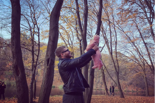 Александр Кривошапко показал маленькую дочь Александр Кривошапко показал маленькую дочь