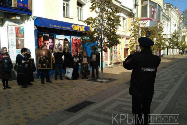 В Крыму начали показывать «Матильду»: зрителей пропускают через рамки, а верующие вышли на протест