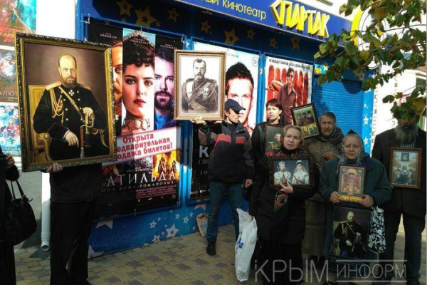 В Крыму начали показывать «Матильду»: зрителей пропускают через рамки, а верующие вышли на протест