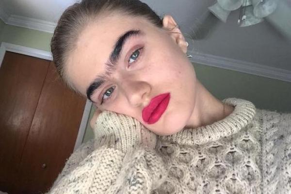 Instagram покоряет молодая девушка со сросшимися густыми бровями Instagram покоряет молодая девушка со сросшимися густыми бровями