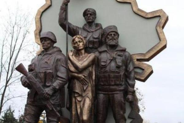 Боевики восстановили взорванный памятник в Луганске: появились фото Боевики восстановили взорванный памятник в Луганске: появились фото