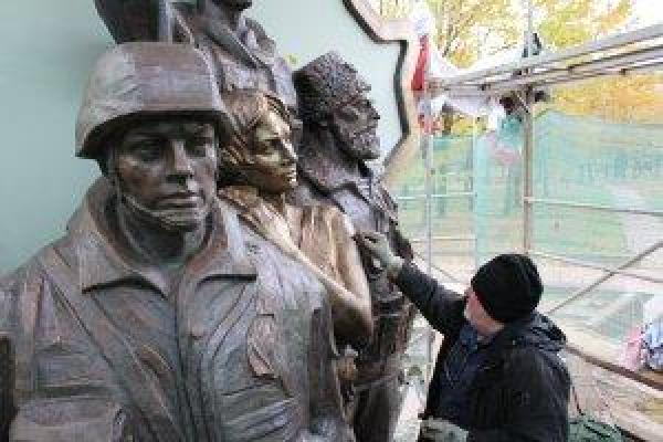 Боевики восстановили взорванный памятник в Луганске: появились фото Боевики восстановили взорванный памятник в Луганске: появились фото
