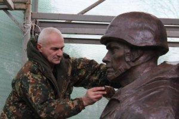 Боевики восстановили взорванный памятник в Луганске: появились фото Боевики восстановили взорванный памятник в Луганске: появились фото