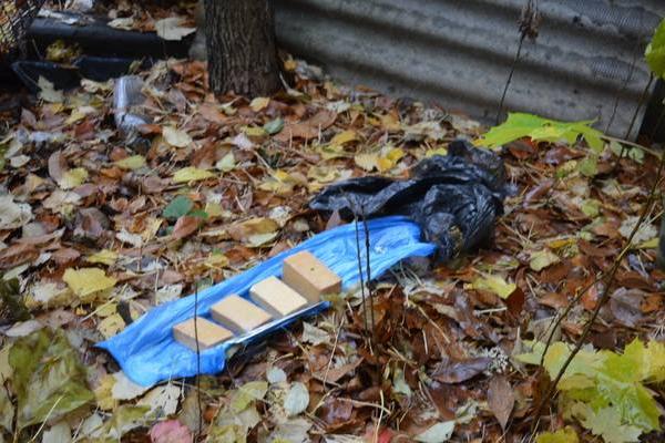 На Луганщине СБУ задержала подельника террористов со взрывчаткой и картами позиций ВСУ На Луганщине СБУ задержала подельника террористов со взрывчаткой и картами позиций ВСУ