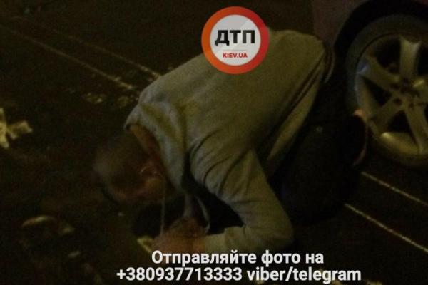 В Киеве прохожие спасли неадекватного мужчину, который бросался под машины В Киеве прохожие спасли неадекватного мужчину, который бросался под машины