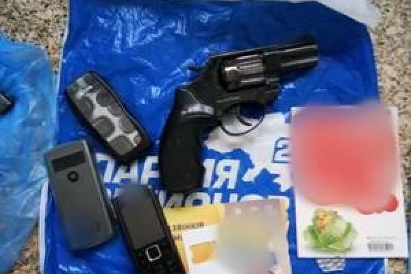 На Луганщине СБУ задержала подельника террористов со взрывчаткой и картами позиций ВСУ На Луганщине СБУ задержала подельника террористов со взрывчаткой и картами позиций ВСУ