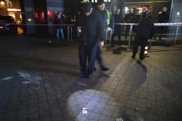 В Киеве неизвестные бросили в холл развлекательного заведения неустановленную пиротехнику В Киеве неизвестные бросили в холл развлекательного заведения неустановленную пиротехнику