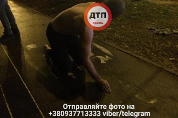 В Киеве прохожие спасли неадекватного мужчину, который бросался под машины В Киеве прохожие спасли неадекватного мужчину, который бросался под машины