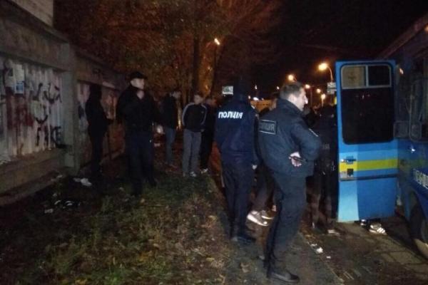 В Киеве около 100 футбольных болельщиков устроили жесткую драку: очевидцы выложили видео В Киеве около 100 футбольных болельщиков устроили жесткую драку: очевидцы выложили видео