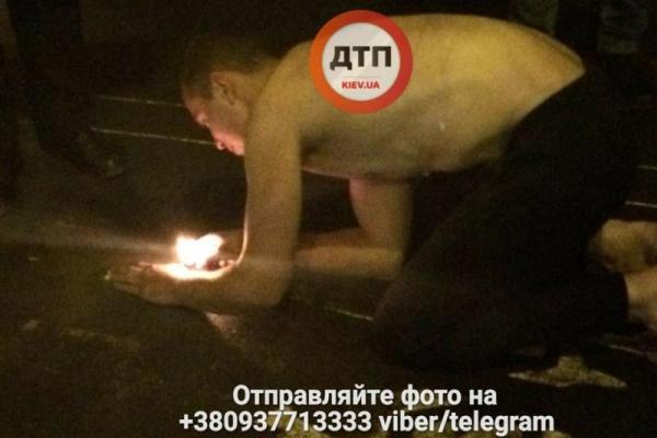 В Киеве прохожие спасли неадекватного мужчину, который бросался под машины В Киеве прохожие спасли неадекватного мужчину, который бросался под машины