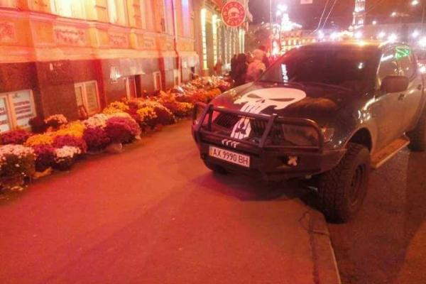 В Харькове водитель припарковался на тротуаре, где погибли люди - соцсети В Харькове водитель припарковался на тротуаре, где погибли люди - соцсети