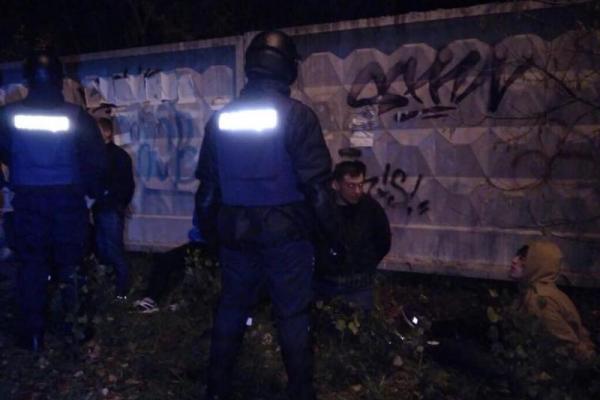 В Киеве около 100 футбольных болельщиков устроили жесткую драку: очевидцы выложили видео В Киеве около 100 футбольных болельщиков устроили жесткую драку: очевидцы выложили видео