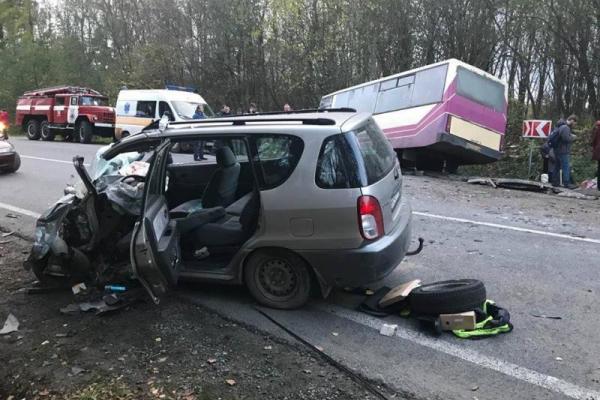 Во Львовской области автомобиль столкнулся с автобусом: 7 пострадавших Во Львовской области автомобиль столкнулся с автобусом: 7 пострадавших