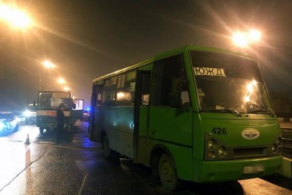 В Харькове в дорожной аварии пострадали 11 человек В Харькове в дорожной аварии пострадали 11 человек