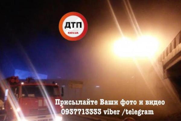 В Киеве горел супермаркет "Ашан" В Киеве горел супермаркет "Ашан"
