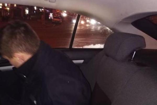 В Киеве на замглавы правления предприятия набросились с молотком, прозвучали выстрелы В Киеве на замглавы правления предприятия набросились с молотком, прозвучали выстрелы
