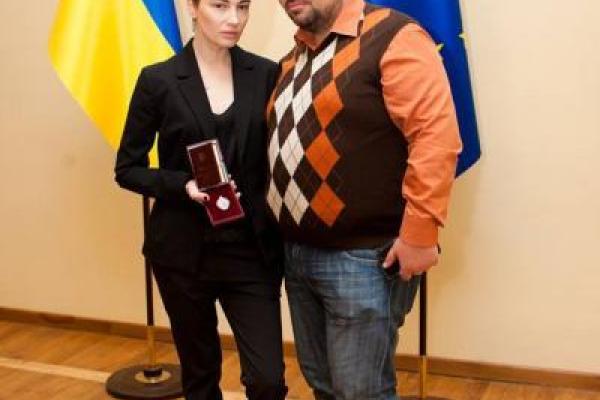 В сети появился снимок Анастасии Приходько с наградой заслуженной артистки Украины В сети появился снимок Анастасии Приходько с наградой заслуженной артистки Украины
