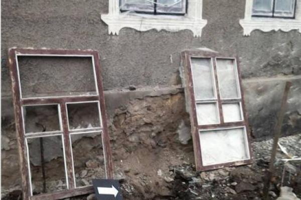 Боевики обстреляли жилые дома в Трехизбенке: появились фото последствий Боевики обстреляли жилые дома в Трехизбенке: появились фото последствий