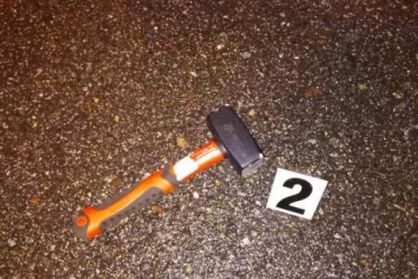В Киеве на замглавы правления предприятия набросились с молотком, прозвучали выстрелы В Киеве на замглавы правления предприятия набросились с молотком, прозвучали выстрелы
