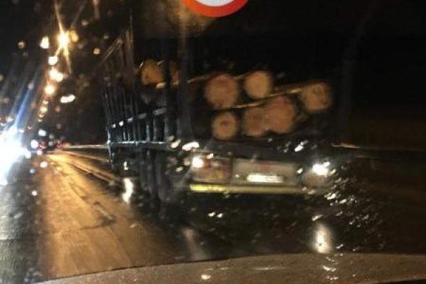 "Пункт назначения" в Киеве: с лесовоза слетели бревна, есть тяжело раненый "Пункт назначения" в Киеве: с лесовоза слетели бревна, есть тяжело раненый