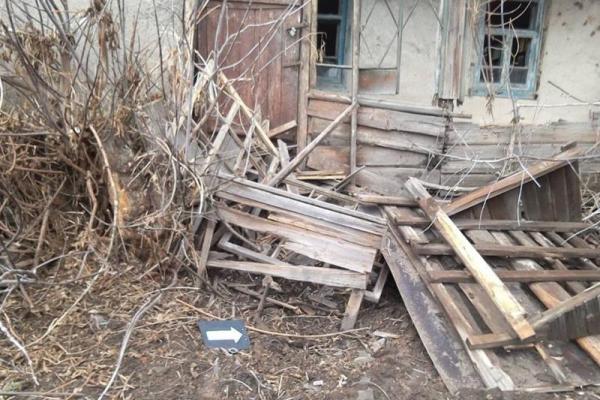 Боевики обстреляли жилые дома в Трехизбенке: появились фото последствий Боевики обстреляли жилые дома в Трехизбенке: появились фото последствий
