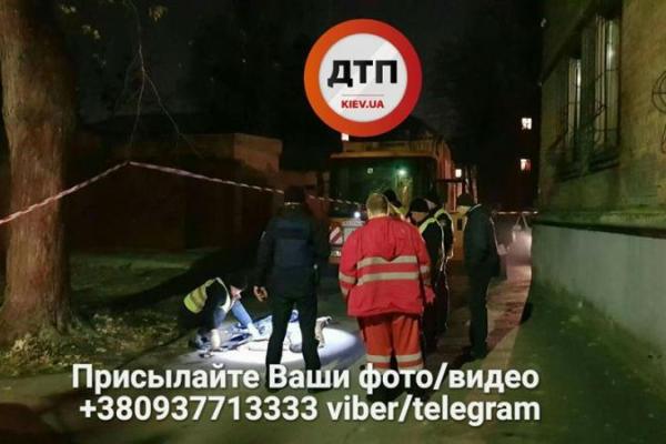 В Киеве во дворе жилого дома мусоровоз насмерть сбил мужчину В Киеве во дворе жилого дома мусоровоз насмерть сбил мужчину