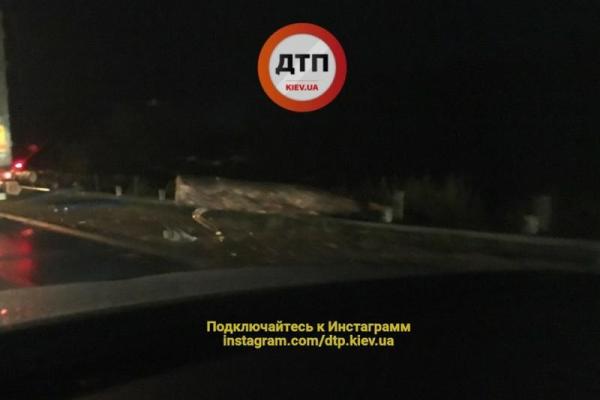 "Пункт назначения" в Киеве: с лесовоза слетели бревна, есть тяжело раненый "Пункт назначения" в Киеве: с лесовоза слетели бревна, есть тяжело раненый