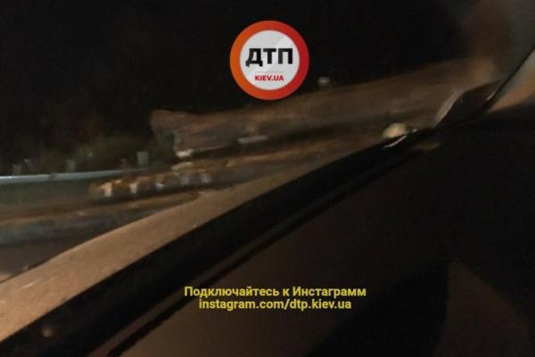 "Пункт назначения" в Киеве: с лесовоза слетели бревна, есть тяжело раненый "Пункт назначения" в Киеве: с лесовоза слетели бревна, есть тяжело раненый