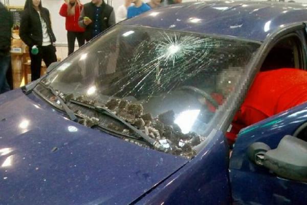 По Харькову ездят водители "под кайфом": авто залетают даже в магазины По Харькову ездят водители "под кайфом": авто залетают даже в магазины