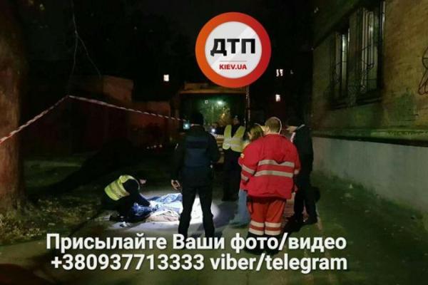 В Киеве во дворе жилого дома мусоровоз насмерть сбил мужчину В Киеве во дворе жилого дома мусоровоз насмерть сбил мужчину