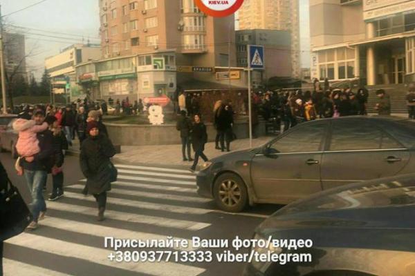 В Киеве из-за угрозы взрыва закрыли станцию метро и эвакуировали торговый центр В Киеве из-за угрозы взрыва закрыли станцию метро и эвакуировали торговый центр