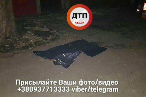 В Киеве во дворе жилого дома мусоровоз насмерть сбил мужчину В Киеве во дворе жилого дома мусоровоз насмерть сбил мужчину