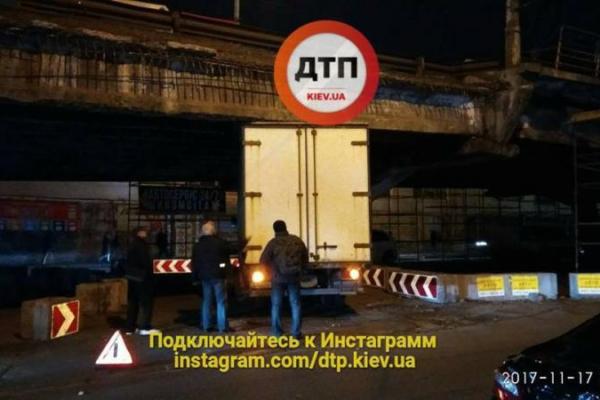В Киеве под мостом застрял грузовик В Киеве под мостом застрял грузовик