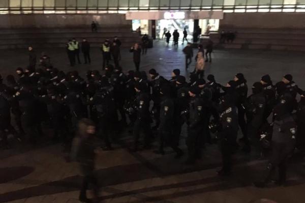 Как прошла годовщина Майдана в Киеве: горели шины, полиция снесла палатки Как прошла годовщина Майдана в Киеве: горели шины, полиция снесла палатки