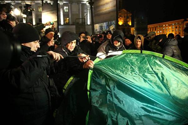 Как прошла годовщина Майдана в Киеве: горели шины, полиция снесла палатки Как прошла годовщина Майдана в Киеве: горели шины, полиция снесла палатки