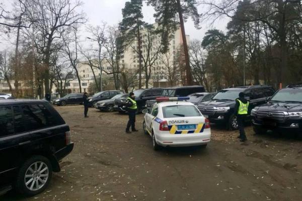 Полиция Киева наведалась на "встречу" криминальных "авторитетов": более 60 человек доставили в отдел Полиция Киева наведалась на "встречу" криминальных "авторитетов": более 60 человек доставили в отдел