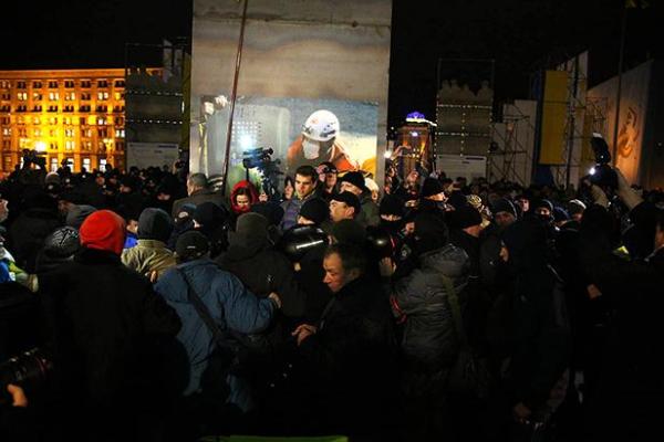 Как прошла годовщина Майдана в Киеве: горели шины, полиция снесла палатки Как прошла годовщина Майдана в Киеве: горели шины, полиция снесла палатки