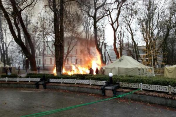 В палаточном городке у Верховной Рады произошел пожар