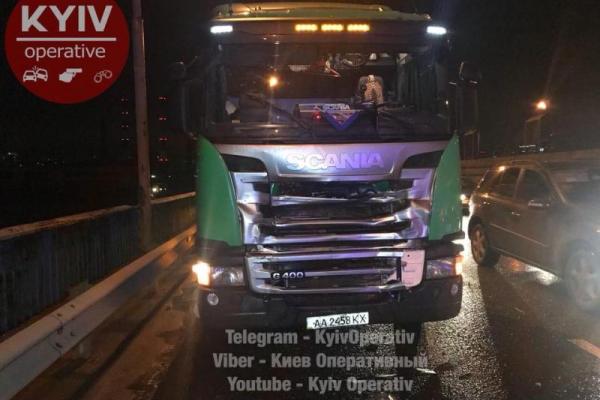 Жуткое ДТП в Киеве: бензовоз мгновенно убил двух человек, которые толкали заглохший "Опель" Жуткое ДТП в Киеве: бензовоз мгновенно убил двух человек, которые толкали заглохший "Опель"