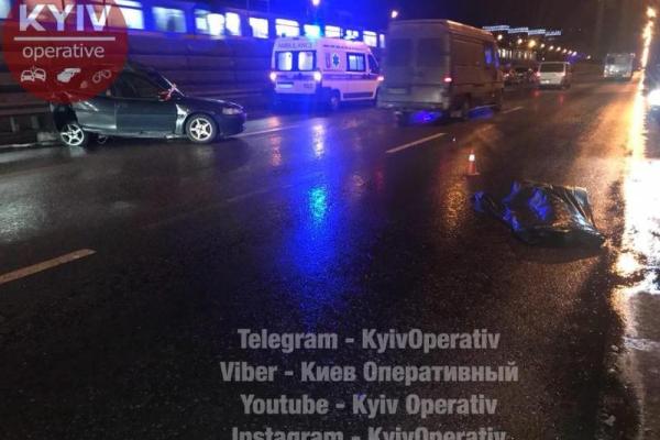Жуткое ДТП в Киеве: бензовоз мгновенно убил двух человек, которые толкали заглохший "Опель" Жуткое ДТП в Киеве: бензовоз мгновенно убил двух человек, которые толкали заглохший "Опель"